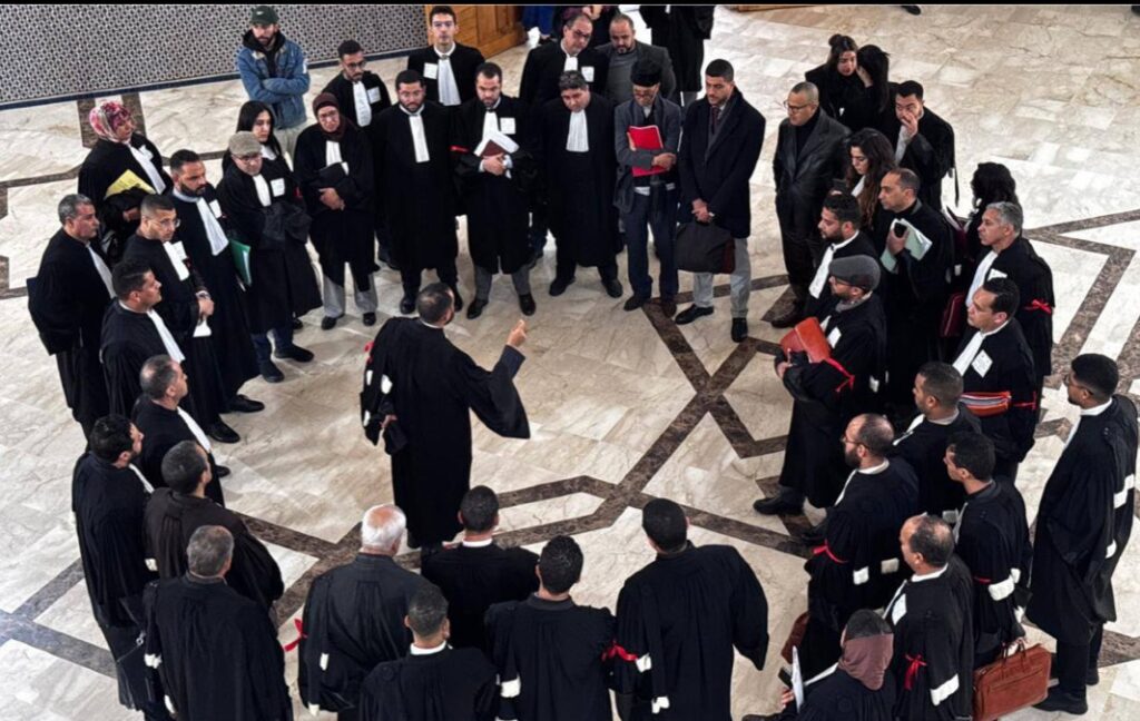 Avocats en robe réunis lors d'une mobilisation au sujet de la réforme de la profession